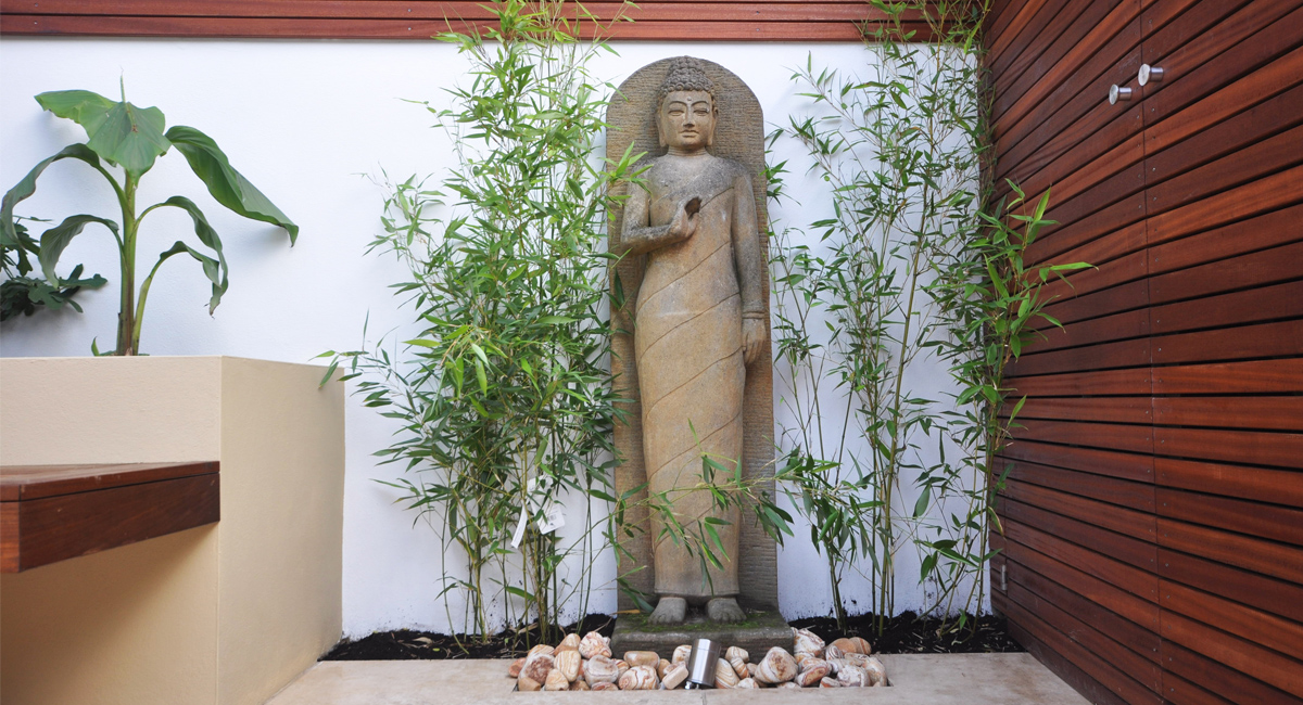 Modern statue creates the perfect ambience in this London garden
